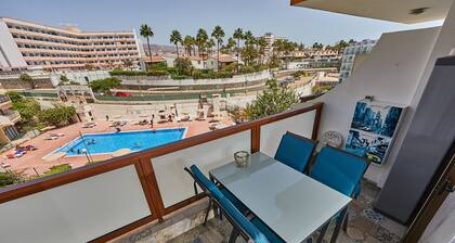 Universe Apartment, Yumbo 150m, Beach 500m, WiFi, Pool, Towels