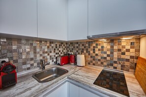 Kühlschrank, Mikrowelle, Ofen, Wasserkocher mit Kaffee-/Teezubehör