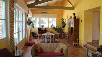 Télévision, cheminée, table de tennis de table