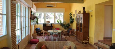 Televisión, chimenea y tenis de mesa