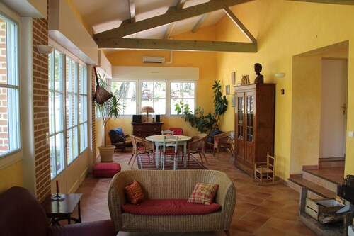 Independent cottage in park with large pool