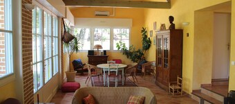 Independent cottage in park with large pool