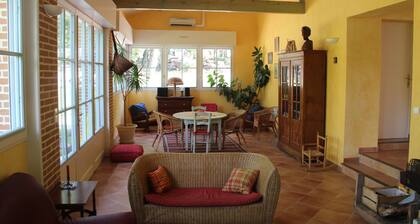 Independent cottage in park with large pool