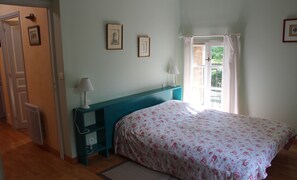 3 bedrooms, WiFi, bed sheets, wheelchair access - Independent cottage in park with large pool (Bouillac)