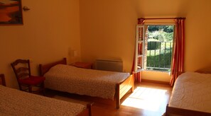 3 bedrooms, WiFi, bed sheets, wheelchair access