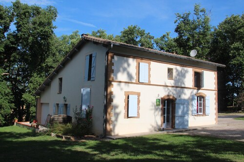Independent cottage in park with large pool