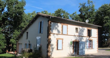 Independent cottage in park with large pool