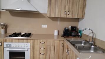Een koelkast, een microgolfoven, een oven, een kookplaat