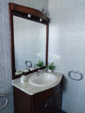 Douche, bidet, serviettes fournies