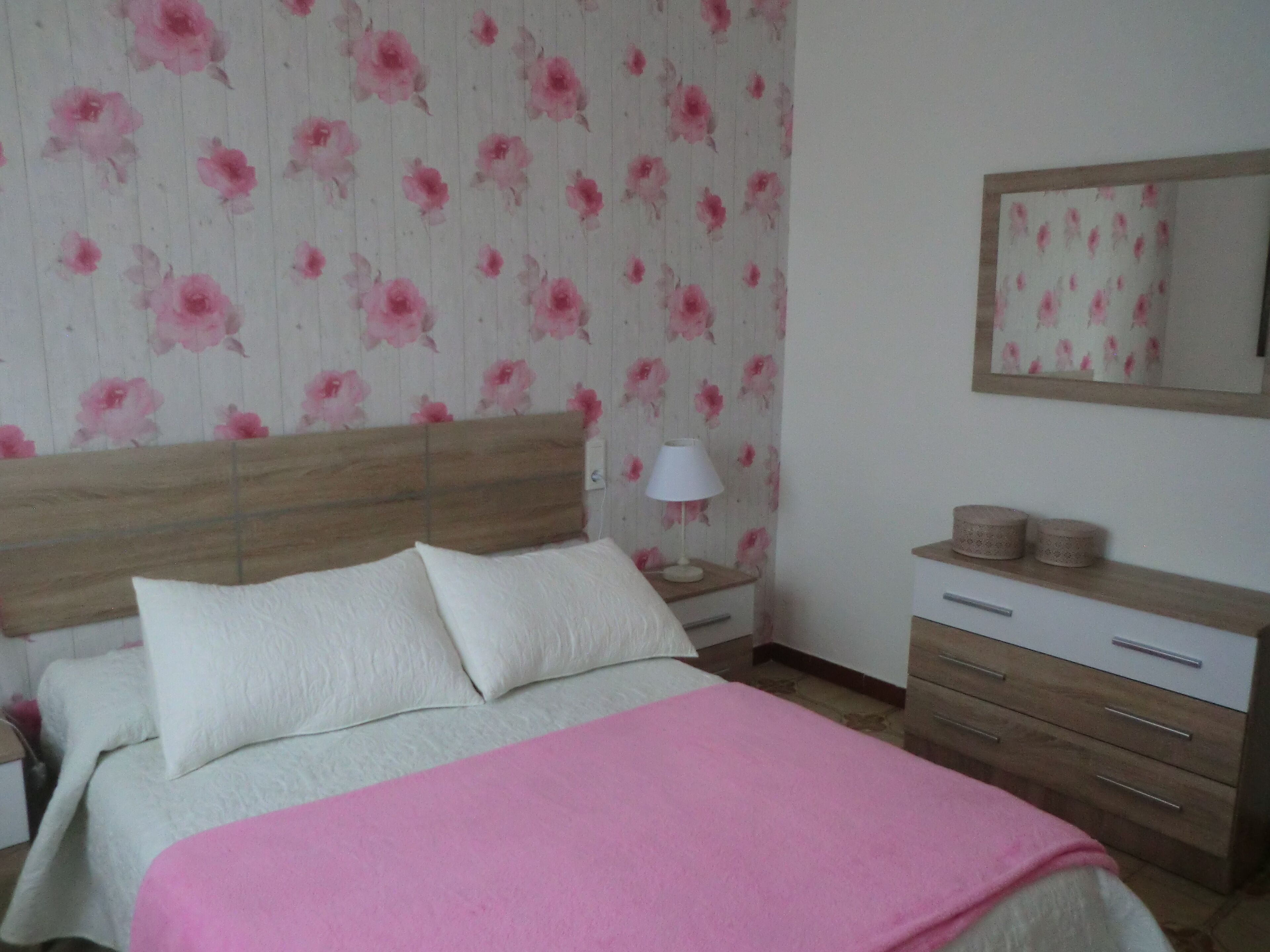 3 habitaciones, tabla de planchar con plancha y wifi gratis 