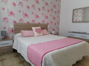 3 chambres, fer et planche à repasser, accès au Wi-Fi (inclus)