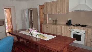 Een koelkast, een magnetron, een oven, een kookplaat