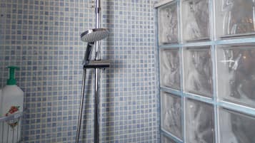Een douche, een bidet, handdoeken