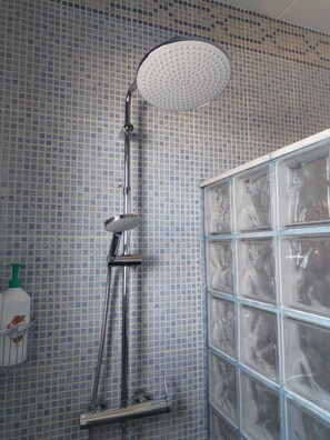 Dusche, Bidet, Handtücher