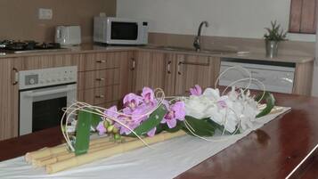 Een koelkast, een magnetron, een oven, een kookplaat