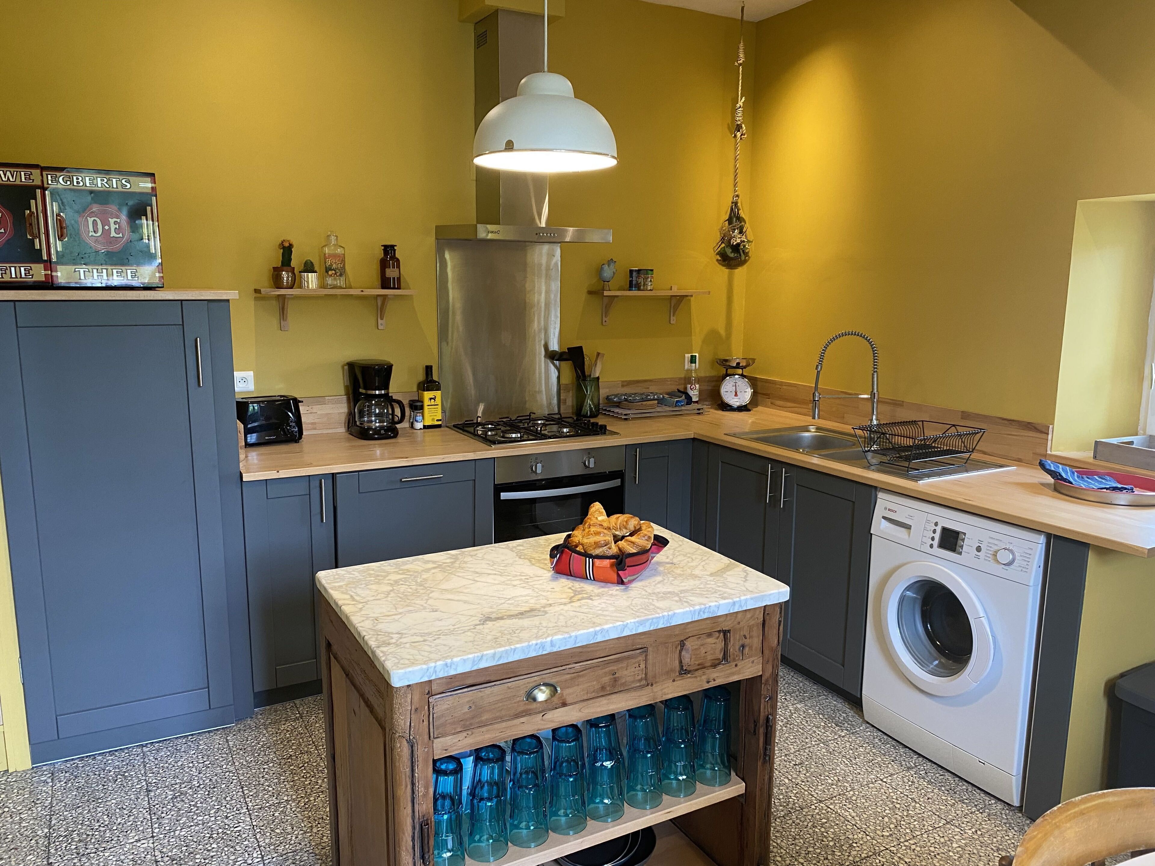 Beautiful farmhouse with pool, 35 minutes west of Toulouse, family-friendly