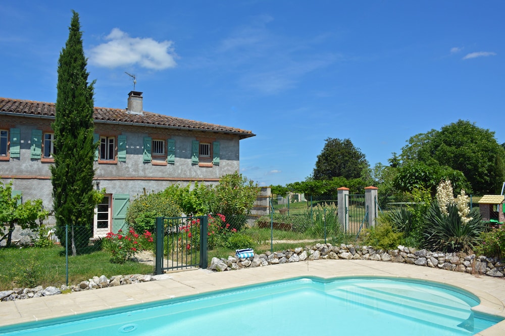 Beautiful farmhouse with pool, 35 minutes west of Toulouse, family-friendly