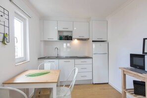 Frigorífico, microondas, placa de cocina y cafetera o tetera
