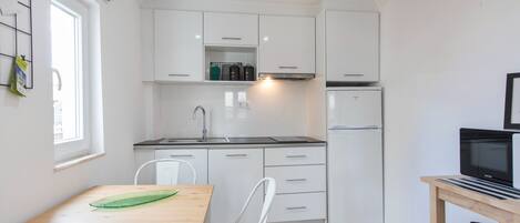 冰箱、微波炉、炉灶、厨具/餐具