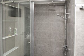 Dusche, Haartrockner, Handtücher, Seife