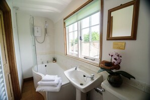Séchoir à cheveux, serviettes fournies, papier de toilette