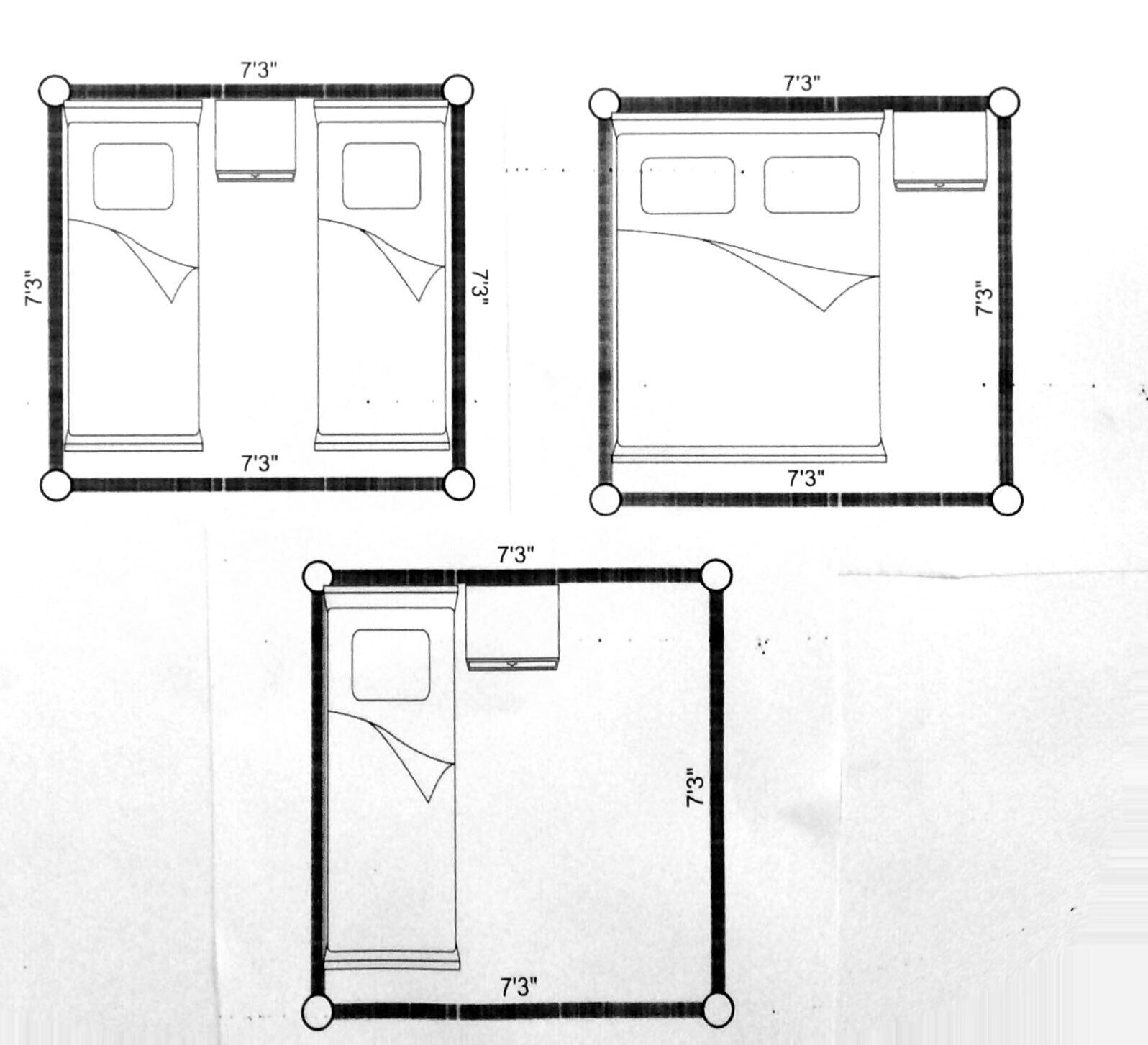 Drei Grundrisse eines Hotelzimmers, jedes mit einer Größe von 2,20 Meter mal 2,20 Meter, mit einem Bett, einem kleinen Tisch und einem Fenster.