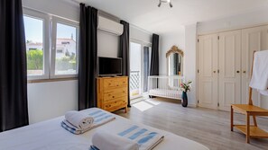 3 chambres, bureau, fer et planche à repasser, lit parapluie