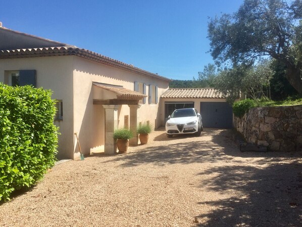 A house with a gravel driveway, a parked white car, and potted plants near the entrance. - High standard Villa, Great view, Private pool, Short walk to the Village (Seillans)