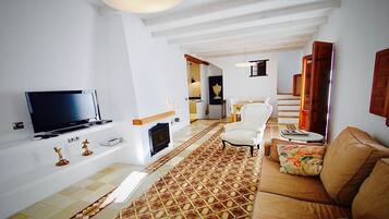 Een televisie en een open haard