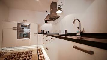 Een koelkast, een magnetron, een oven, een kookplaat