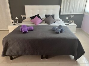 4 slaapkamers, een bureau, een strijkplank/strijkijzer, reisbedje