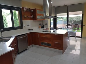 Een koelkast, een magnetron, een oven, een kookplaat