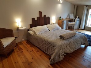 1 bedroom, internet, bed sheets - ALA MAISON DE SOPHIE Bed & Breakfast BED & BREAKFAST / SPA near Montpellier (Gignac)