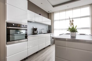 Fridge, microwave, oven, stovetop - Bright T2 apartment - TGV station on foot - independent arrival (Arras)