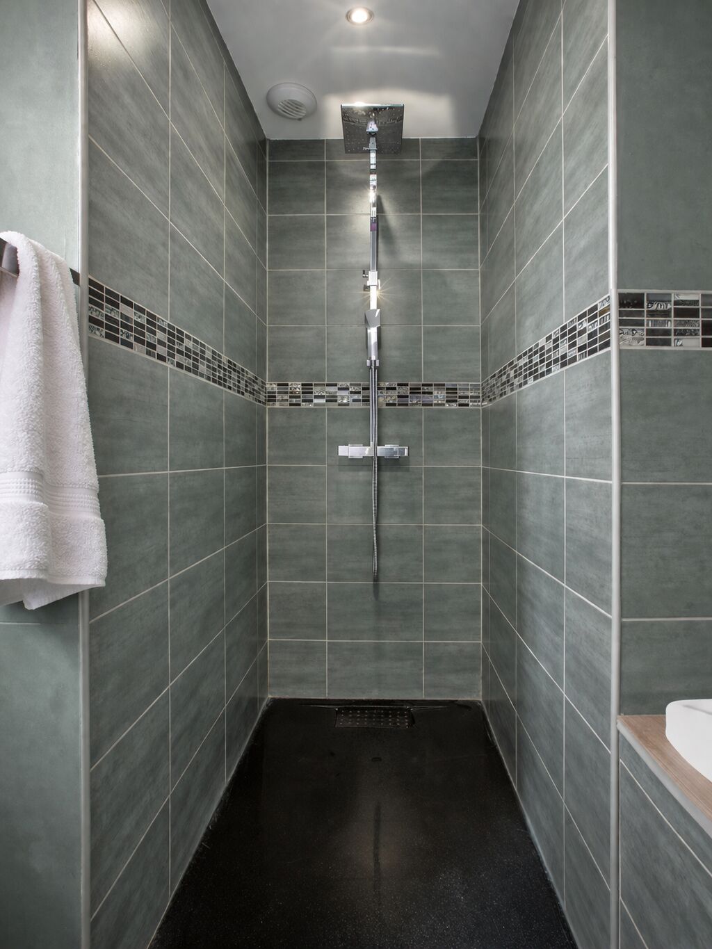 Baignoire, sèche-cheveux, serviettes fournies, savon