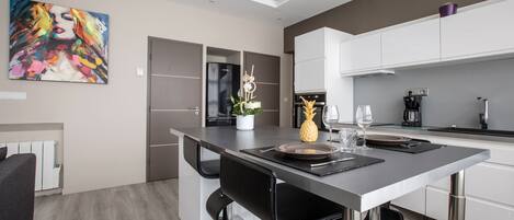 Kylskåp, mikrovågsugn, ugn och spishäll