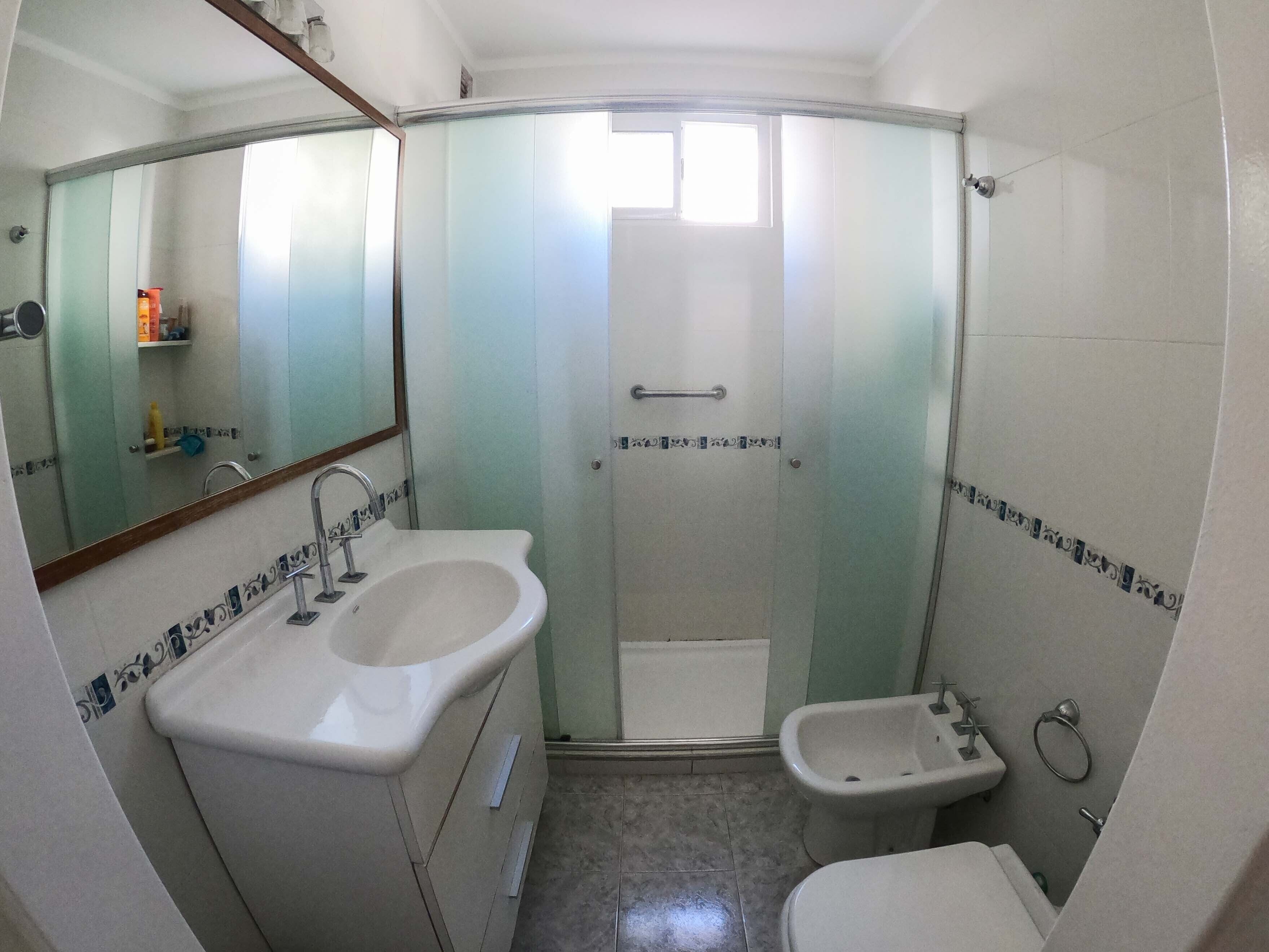 Baño con ducha, inodoro, bidé y lavamanos.