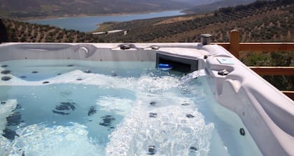 5 tähden, 4 kahden hengen makuuhuoneen villa, uima-allas ja poreallas ja upeat järvinäköalat