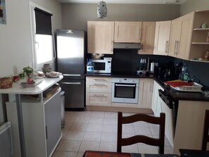 ثلاجة، ميكروويف، فرن، موقد طهي مسطح