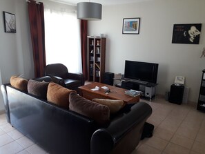TV, DVD player, books, music library - For rent Ground floor villa 82 m2 accessible disabled           (La Tremblade)