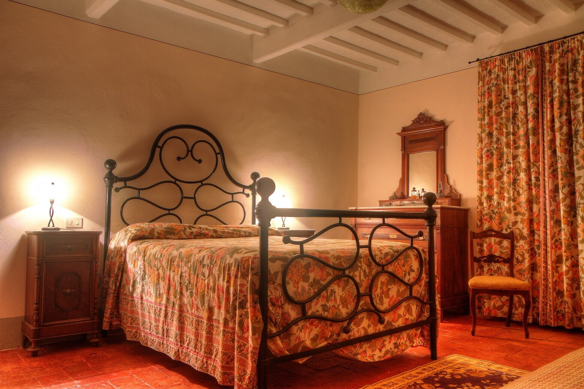 Typical Tuscan villa near Arezzo, with private pool and sleeps 16