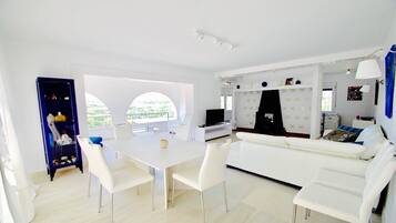 Una televisión, una chimenea