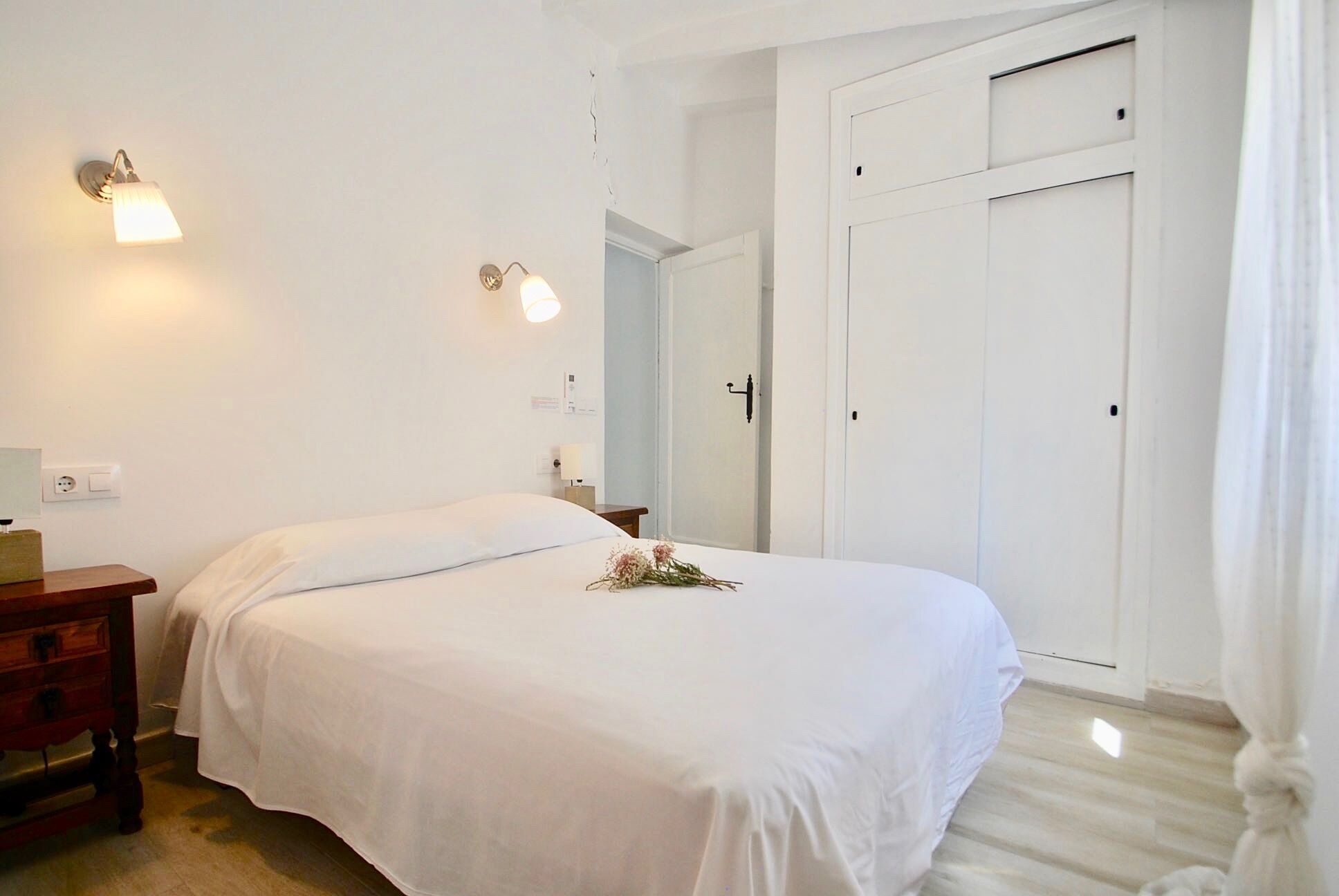 4 slaapkamers, een strijkplank/strijkijzer, gratis wifi, beddengoed