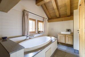 Combined shower/bathtub, jetted bath, hair dryer, towels - Chalet Les Tissourds 4*, central, hot tub (Chamonix-Mont-Blanc)