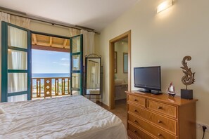 3 slaapkamers, een strijkplank/strijkijzer, gratis wifi, beddengoed