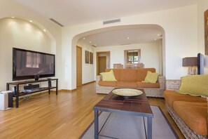TV, DVD player - Okeanos Villa front line San Blas (R) (Santa Cruz de Tenerife)