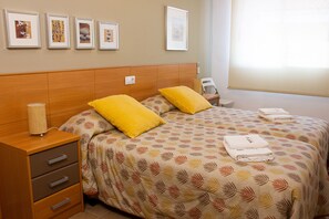 4 quartos, ferros/tábuas de passar roupa, berço de viagem