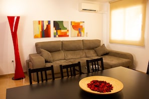 Smart TV, lareira, DVD player, mesa de pingue-pongue