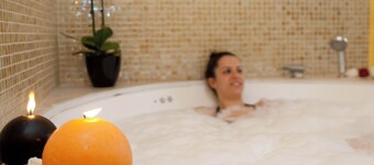 House Nuri de Rei La Pobla Tornesa .9 people.jacuzzi, barbecue, couples and groups.