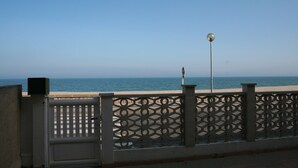 A coastal view with a decorative fence and a street lamp. - Rents T3 - Leucate beach - Ground floor - Beachfront (Leucate)